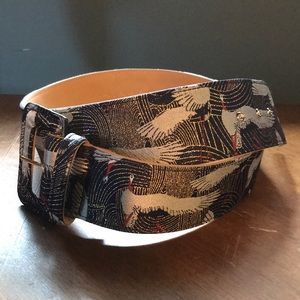 Wide metallic swan belt